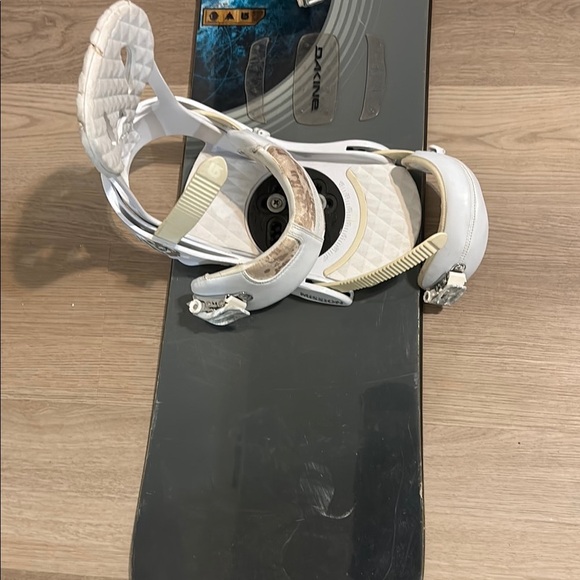 Snowboard with White Bindings - Winter Sports Equipment - Picture 4 of 7